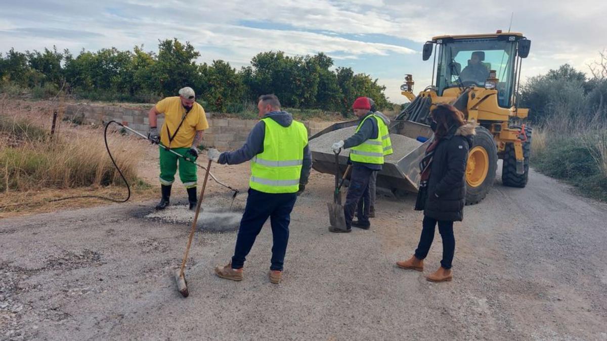 Los operarios trabajaron los últimos días en distintas vías rurales de Vinaròs.  | JAVIER FLORES