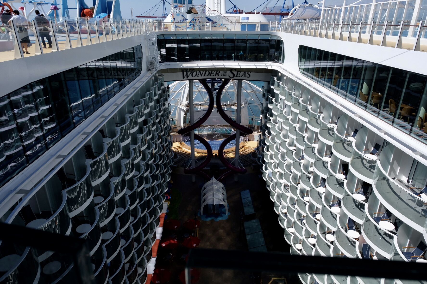 El 'Wonder of the seas', el crucero más grande del mundo, en el puerto de Málaga