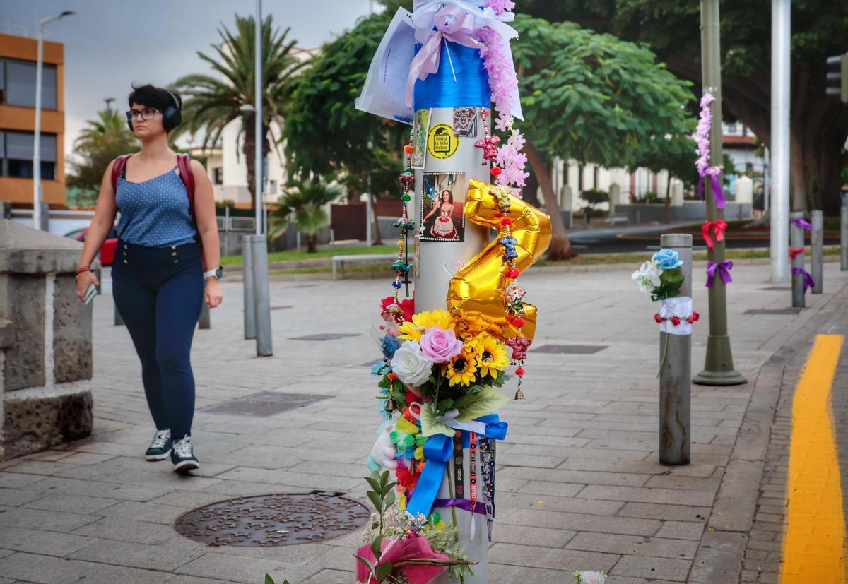 Flores y fotos de Zahra en la zona en la que murió esta joven arrollada por el tranvía.