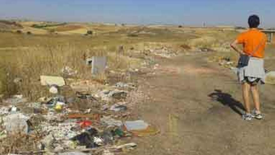 Las basuras se acumulan en un nuevo vertedero en la carretera de La Hiniesta