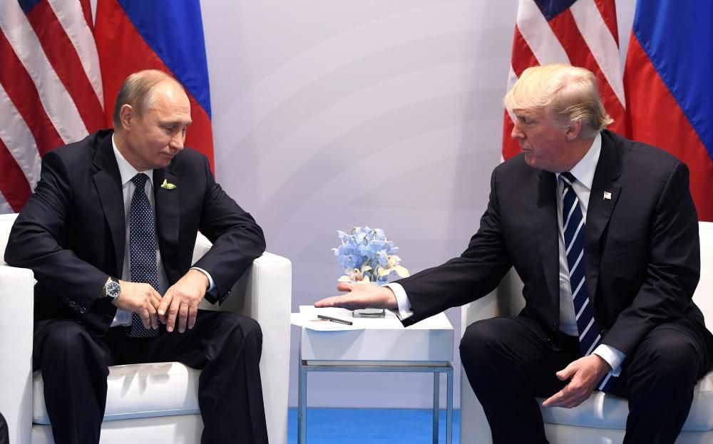 La relación de Trump con el presidente ruso, Vladimir Putin, oscila entre la necesaria diplomacia y el choque geopolítico que ya se vislumbró en tiempos de Obama. La trama rusa presuntamente implicada en las elecciones, que habría intervenido para perjudicar a Hillary Clinton, está ahora bajo investigación.