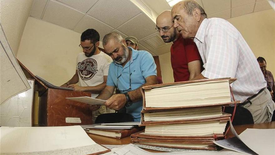 Vecinos de los pisos sociales de Aldea Moret en Cáceres buscan respuestas en montañas de papeles