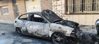 Vídeo: Arde un coche de madrugada en Vinaròs