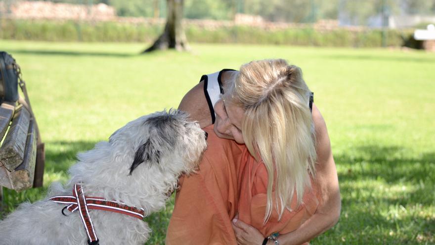 La Duquesa de Alba adopta un perro en Ibiza.