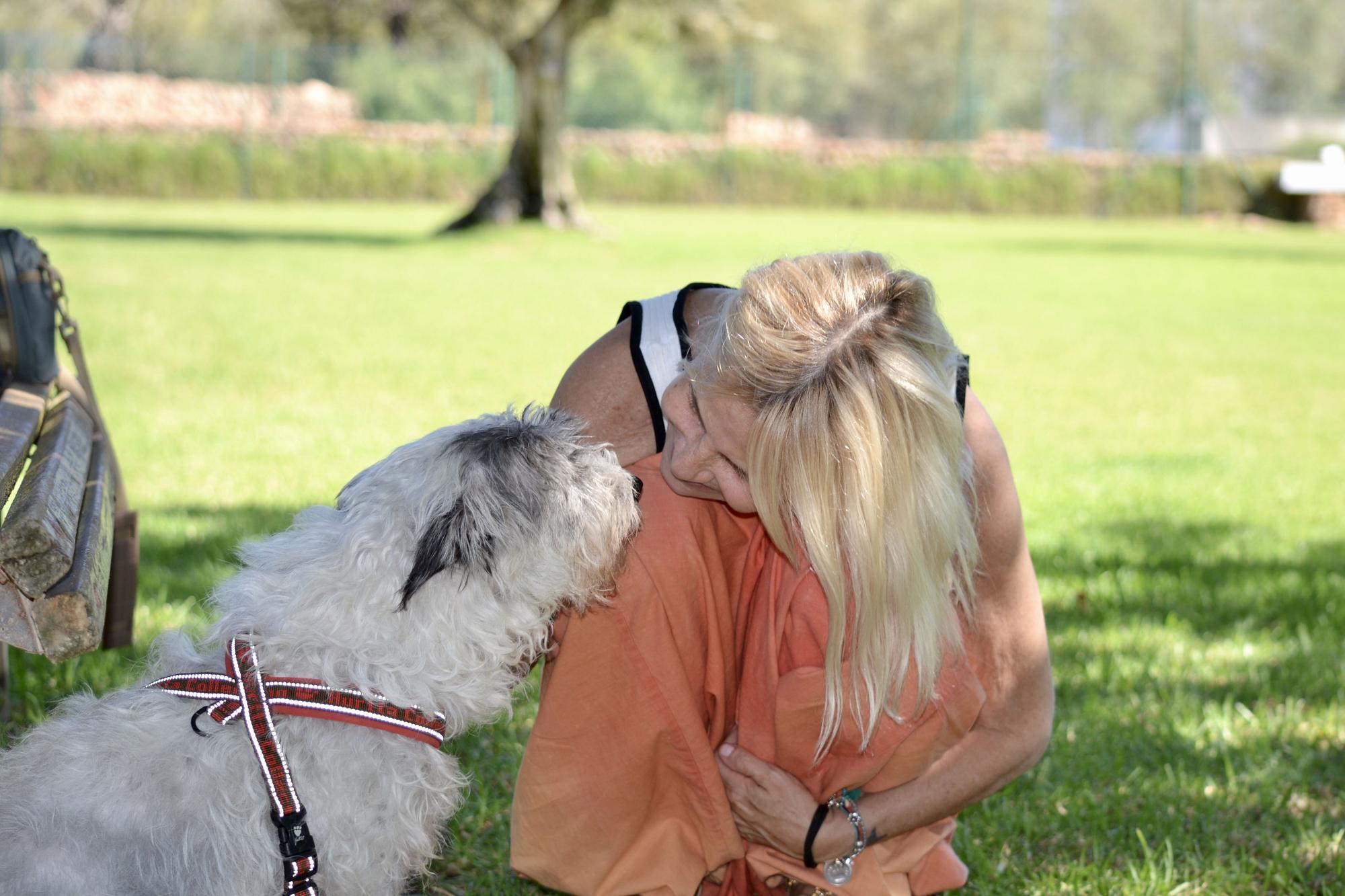 La Duquesa de Alba adopta un perro en Ibiza.