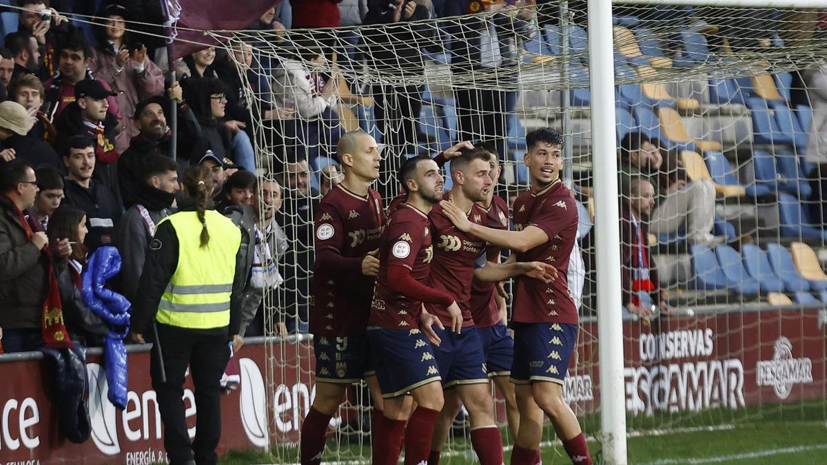 El Pontevedra celebra el gol al Langreo de su capitán, Álex González.