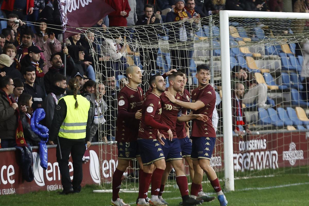 El Pontevedra celebra el gol al Langreo de su capitán, Álex González.