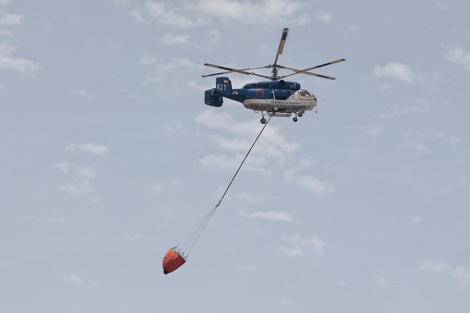 Recarga del helicóptero que lucha contra el incendio de Tenerife en una balsa de Los Realejos