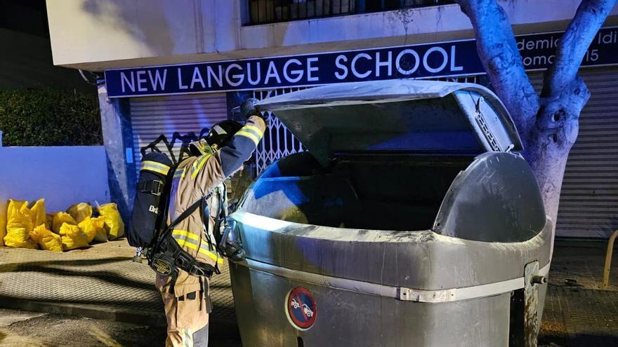 Los bomberos extinguen un conato de incendio en un contenedor en el centro de Ibiza
