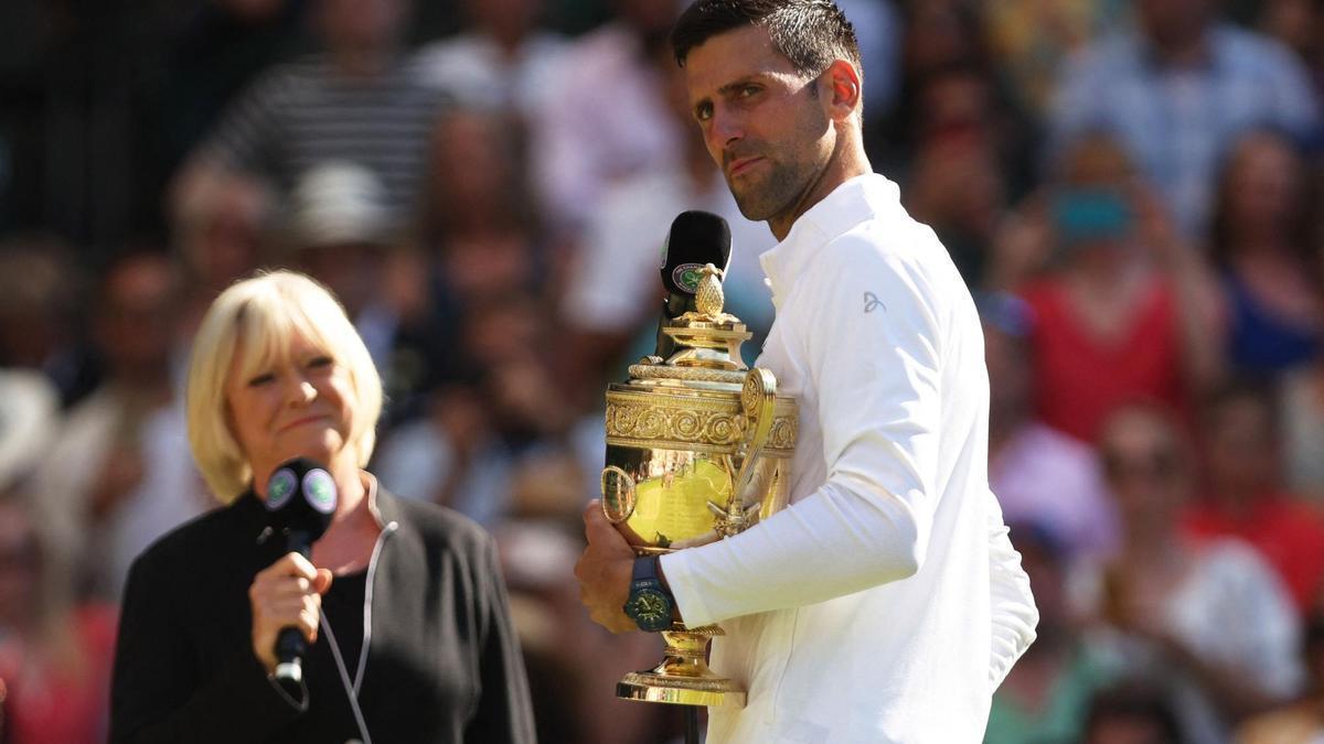 Novak Djokovic, con el trofeo de Wimbledon en las manos