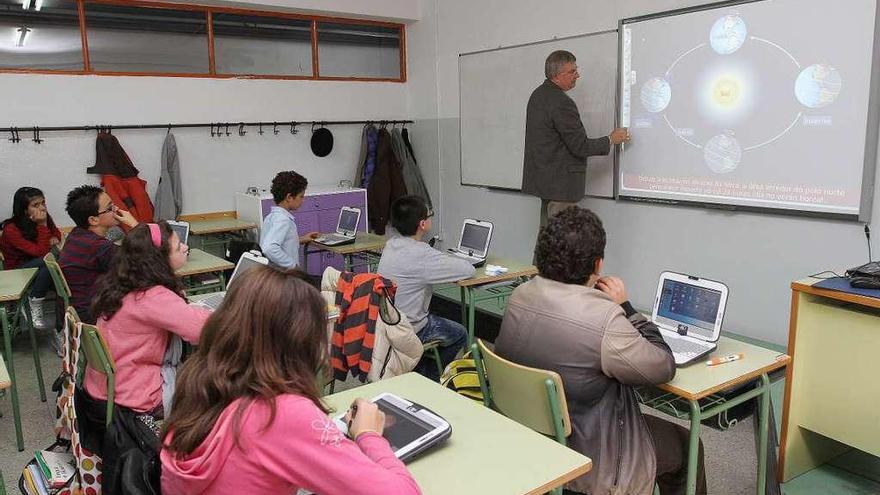 Un profesor imparte una clase en un instituto de Galicia.