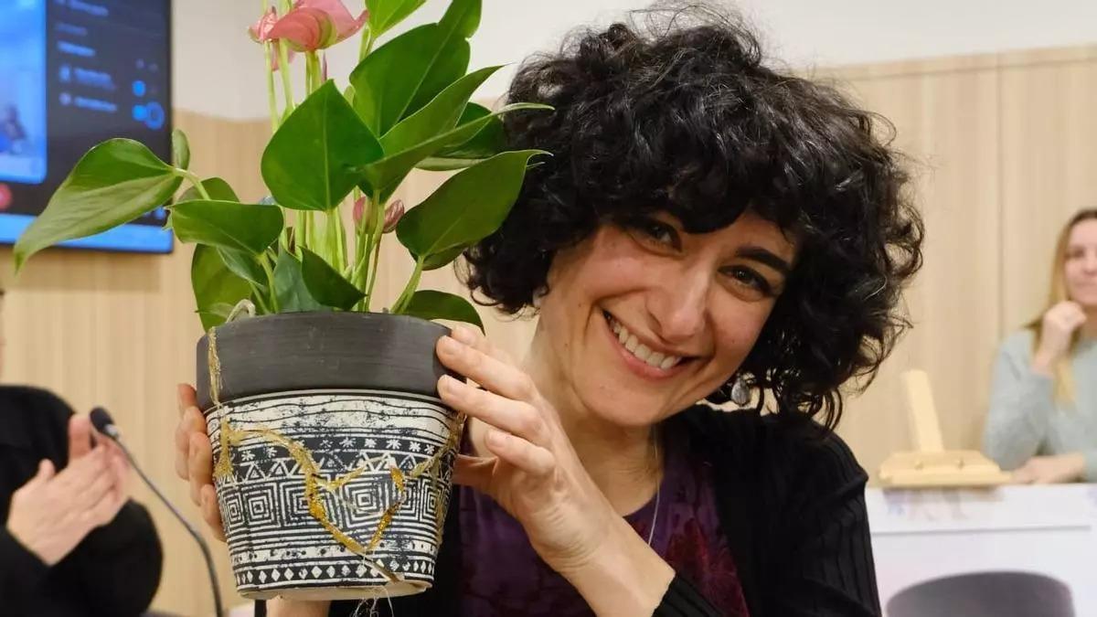 Neus Martí muestra la maceta que reconstruyeron con la técnica Kintsugi, simbolizando que, a pesar de venir del invierno más duro, se puede volver a florecer.