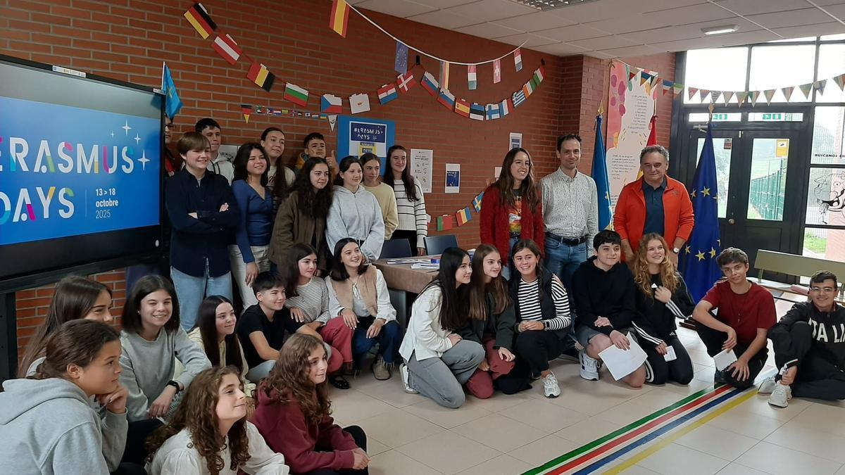 Alumnos, autoridades municipales y docentes, en la apertura de los Erasmus Days en el IES Peñamayor de Nava