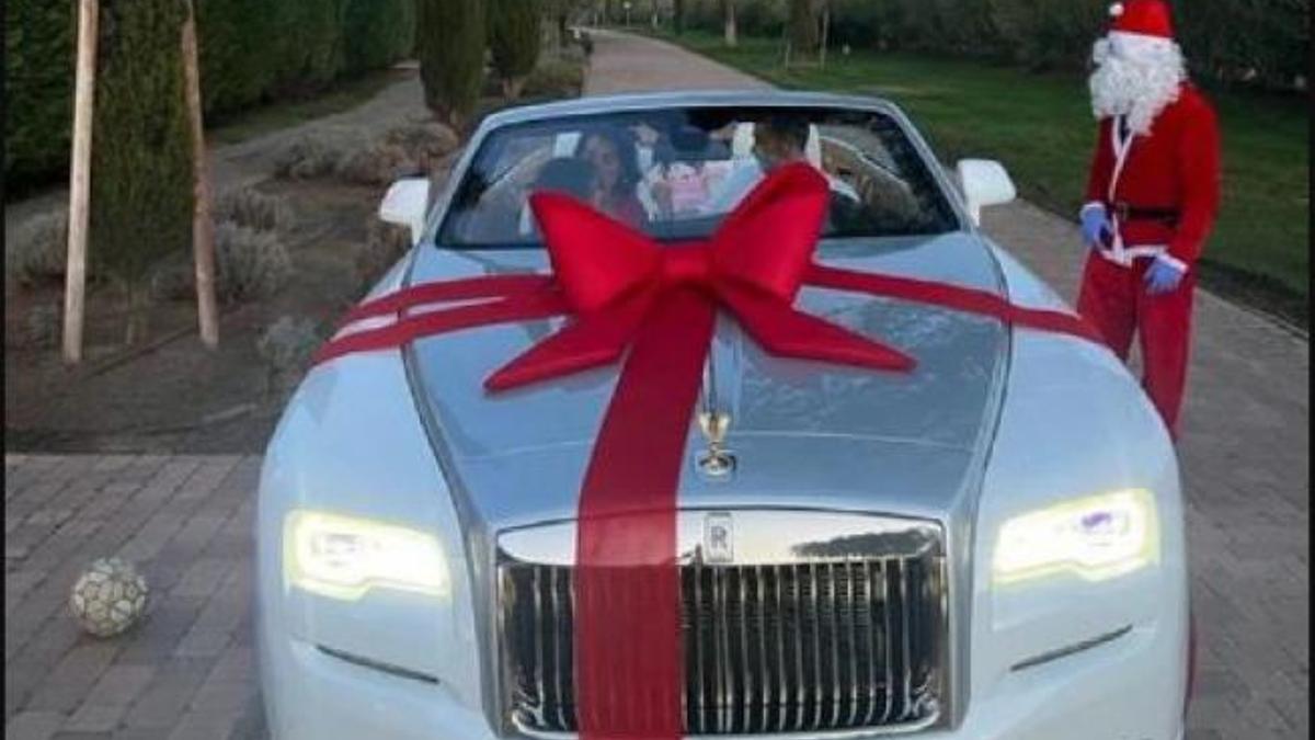 Gente 27/12/2022. COCHE DE LUJO QUE LE REGALO GEORGINA RODRIGUEZ A CRISTIANO RONALDO, UN ROLLS ROYCE VALORADO EN 330.000 EUROS. EN LA IMAGEN, PAPA NOEL DEJA EL ROLLS EN LA CASA DE CRISTIANO.