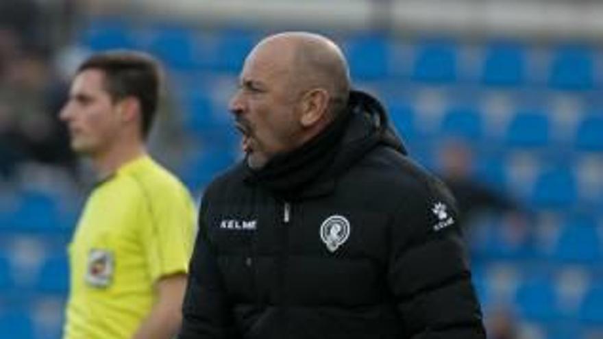 El técnico del Hércules Claudio, ante el Cornellà.