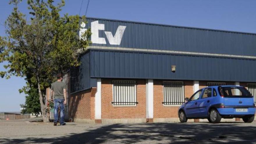 Un usuario, ayer a la entrada del centro de la inspección técnica de vehículos de Morales del Vino.