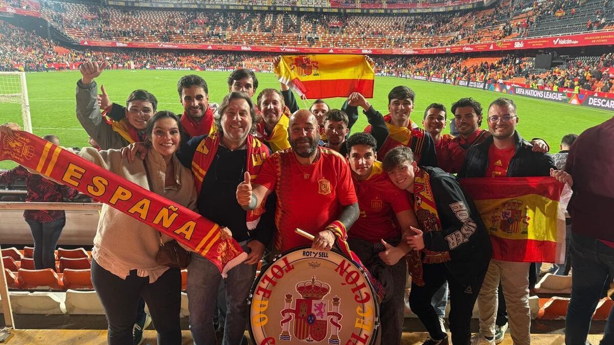 Curro posa junto a varios aficionados en el último partido de la selección española