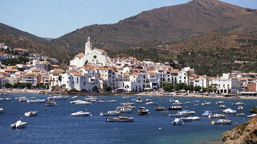 El municipi de Cadaqués prohibeix posar plaques solars per evitar l’impacte mediambiental segons una normativa de 1986. | SALVADOR REDO