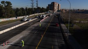 Archivo - Varios vehículos circulan en la A-5 durante las obras de soterramiento