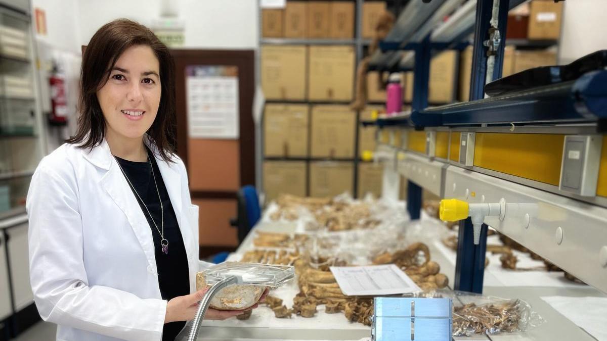 Carmen Alonso Llamazares, en el laboratorio.