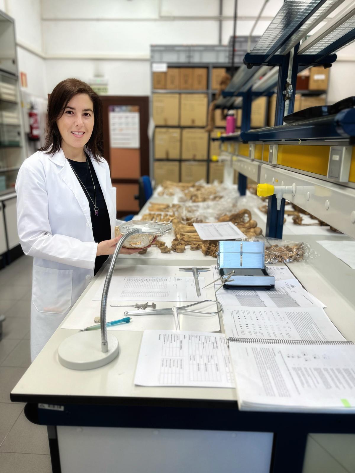 Carmen Alonso Llamazares, en el laboratorio.