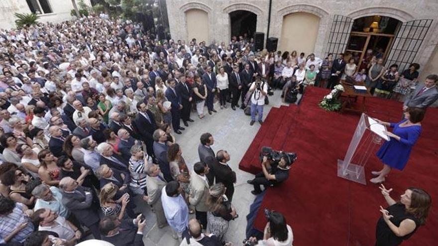 Armengol durante su discurso con el patio del Consolat a rebosar.