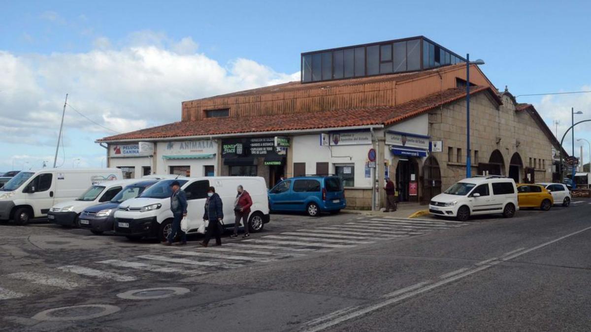 Exterior de la plaza de abastos, ayer.  | // NOÉ PARGA