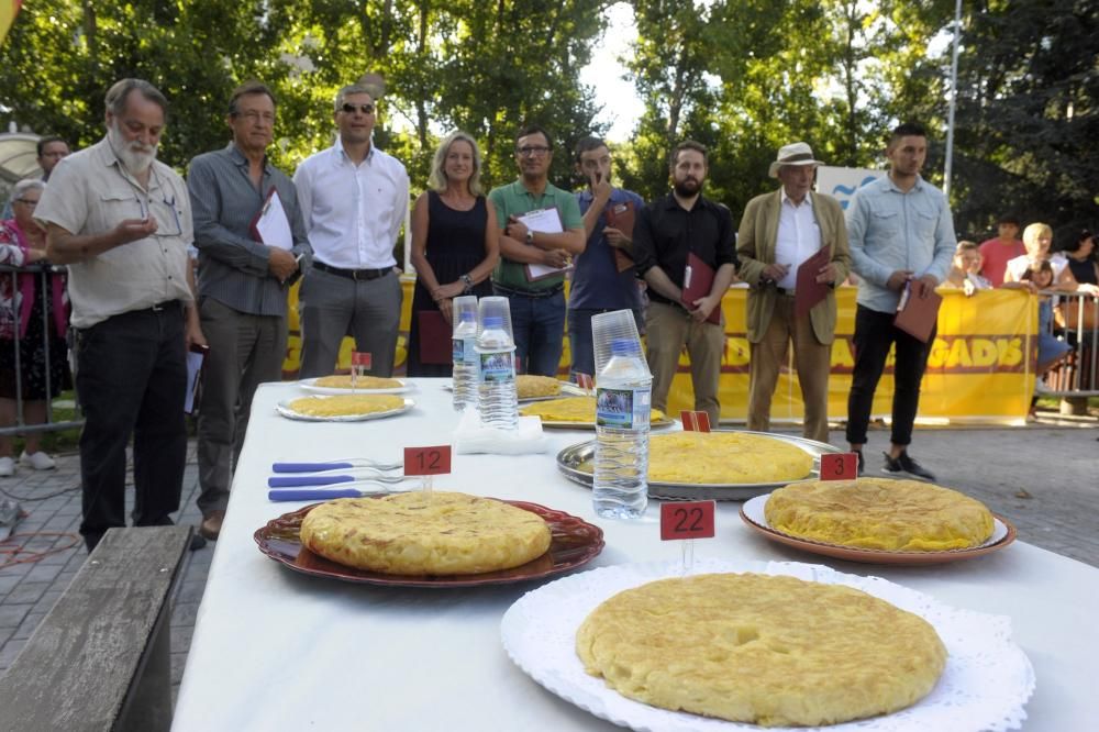 Concurso de tortilla en la fiesta de O Castrillón