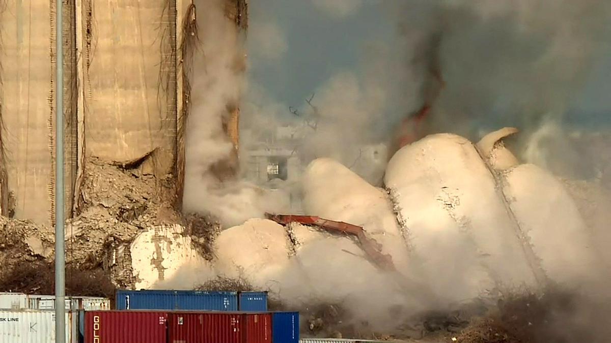 Ocho silos de granos más en el puerto de Beirut se derrumbaron el 23 de agosto, sucumbiendo a los daños de una devastadora explosión de 2020.