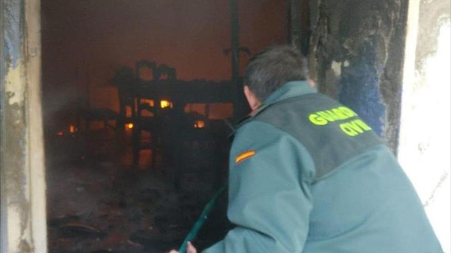 Un anciano inválido, rescatado en el incendio de una casa