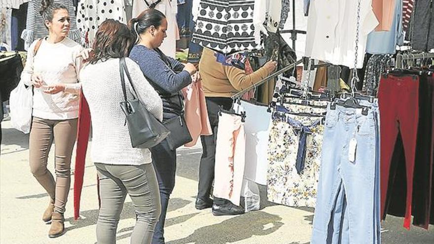 Una campaña tratará de «potenciar» el tradicional mercadillo de los viernes