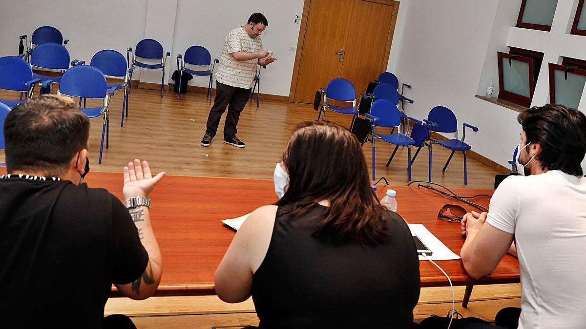 Por la izquierda, Borja Castiello, Ana Hevia y Eduardo Castejón, ayer, durante la prueba del actor Abel Forcelledo en la Laboral.