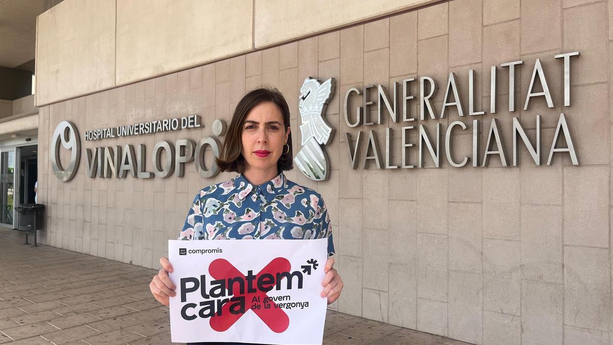 Esther Díez, a las puertas del Hospital del Vinalopó, en Elche