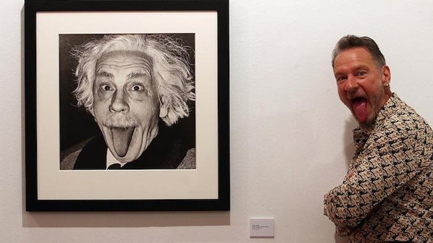 Miller, junto a la foto de Malkovich transformado en Einstein.