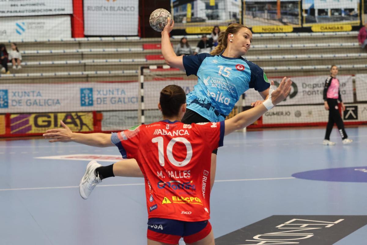 Acción del último encuentro de la fase regular de la Liga Guerreras Iberdrola.
