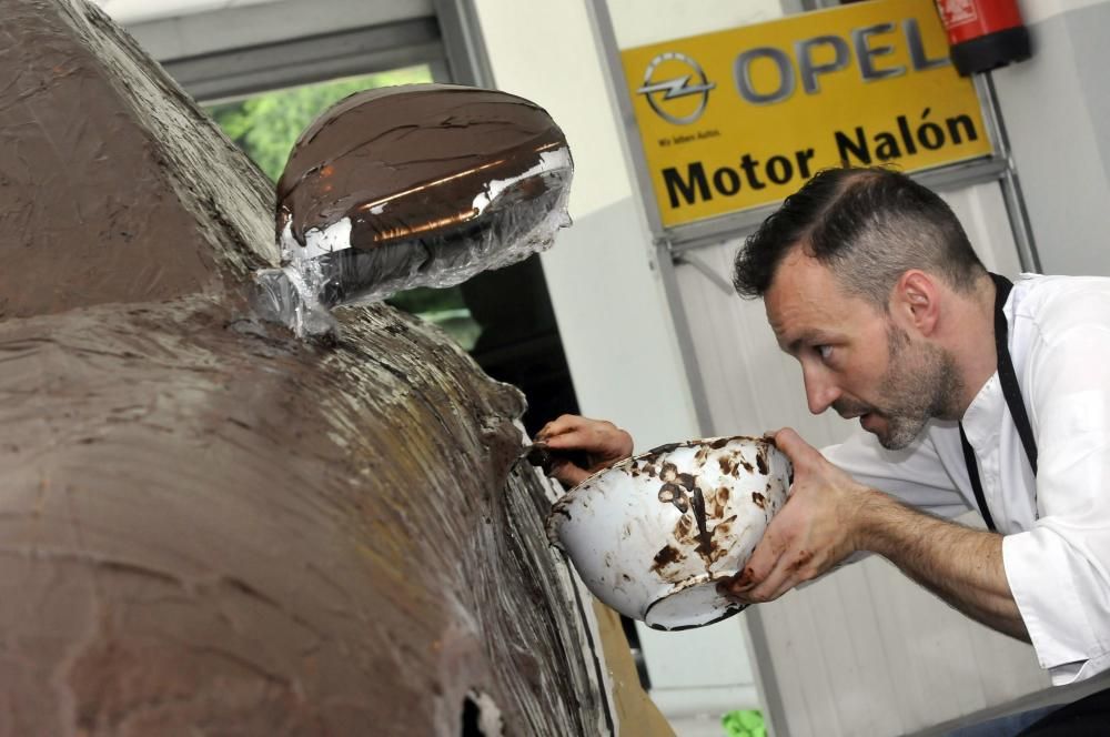 El pastelero Toño Argüelles cubre de chocolate un coche