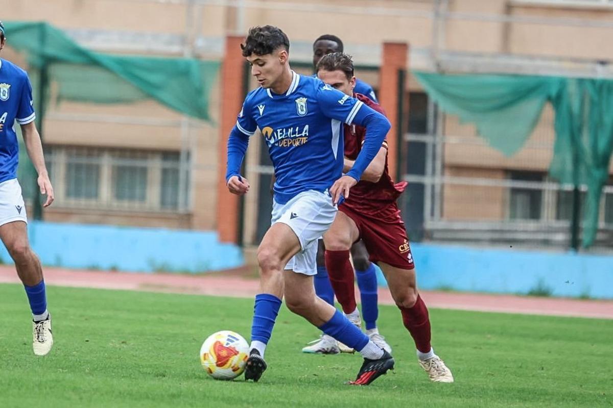 Un momento del partido entre el Melilla y el Lorca Deportiva.