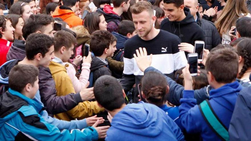 Baño de masas de Álex Barrera y Rachid en su visita al IES Montevil