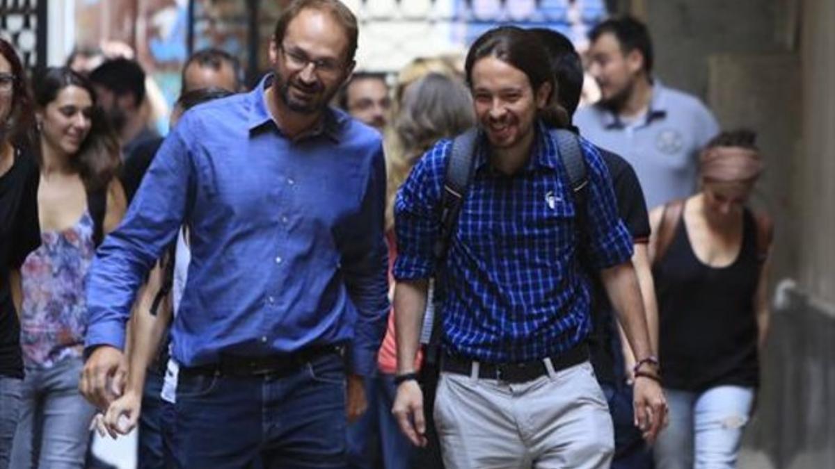 Joan Herrera y Pablo Iglesias, a su llegada a la sede de ICV, ayer en Barcelona.