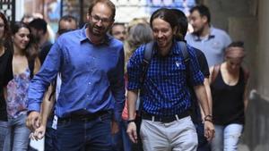 Joan Herrera y Pablo Iglesias, a su llegada a la sede de ICV,ayer en Barcelona.