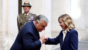 La primera ministra italiana, Giorgia Meloni, recibe en Roma al presidente de Hungría, Viktor Orbán