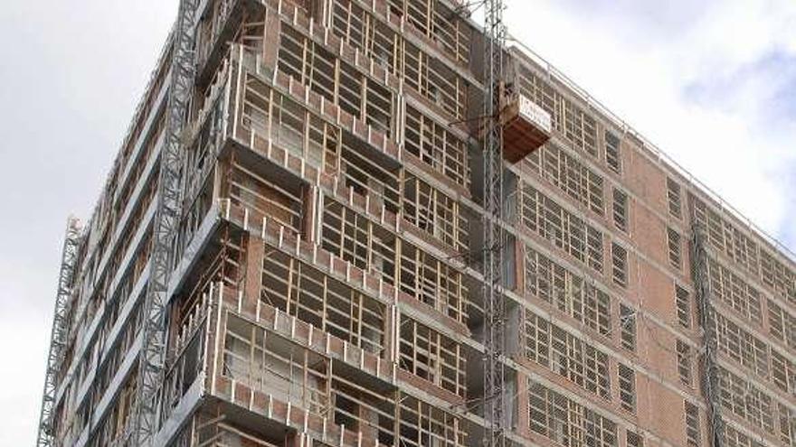 Un edificio en obras en A Coruña.  // Fran Martínez