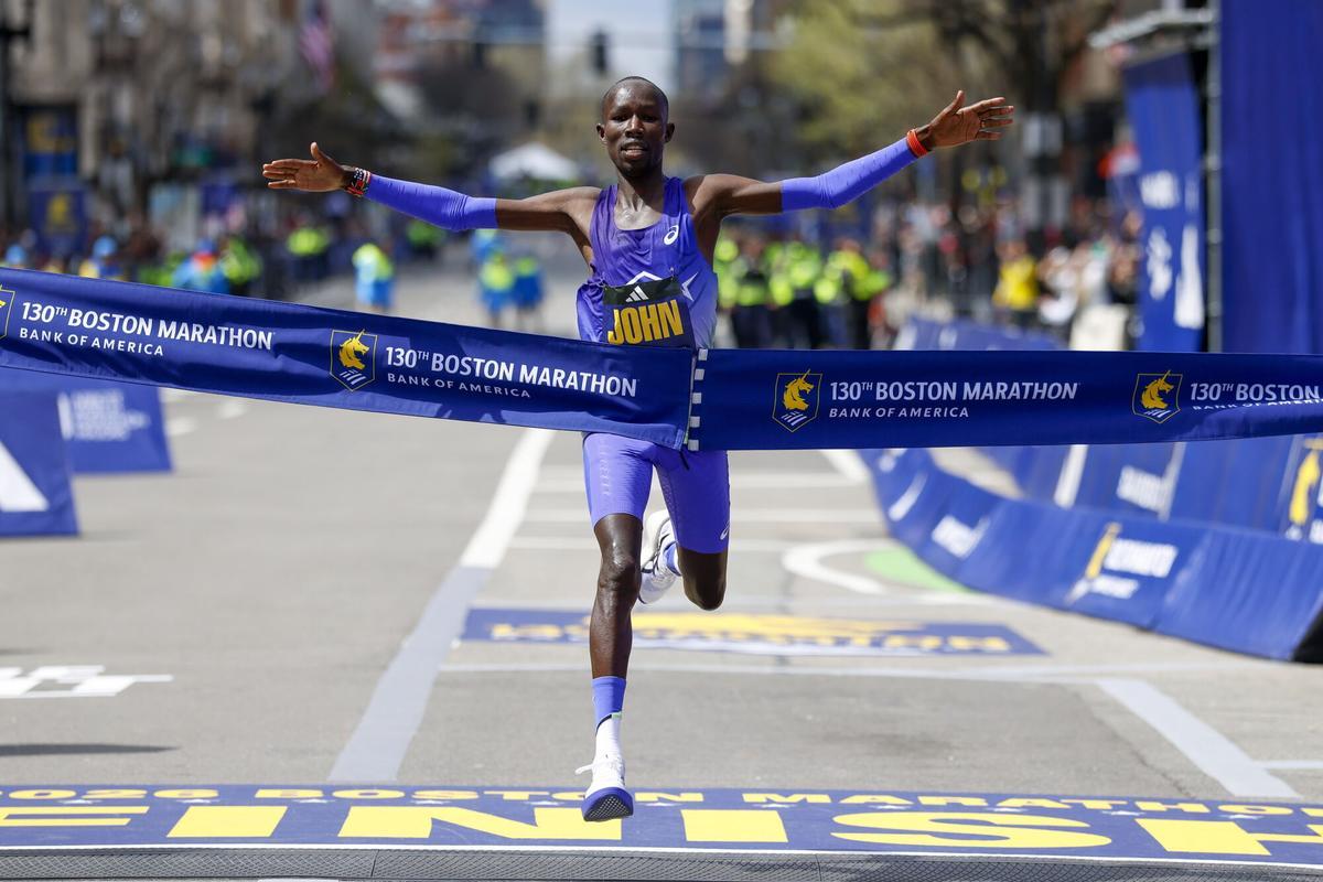El keniano John Korir rompió el récord del Maratón de Boston con un tiempo de 2h01:52 y bajó en 70 segundos la marca anterior, vigente desde hacía 15 años