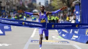 El keniano John Korir rompió el récord del Maratón de Boston con un tiempo de 2h01:52 y bajó en 70 segundos la marca anterior, vigente desde hacía 15 años
