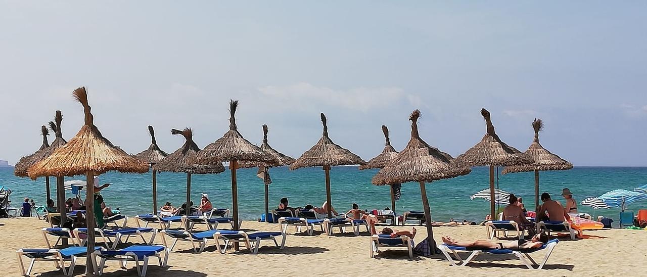 Turistas en una playa de Palma de Mallorca.