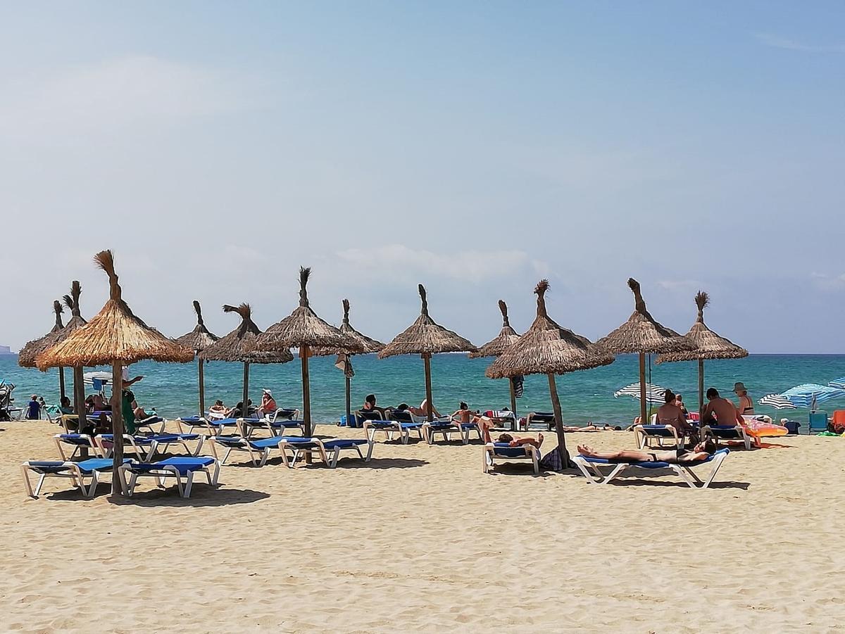 Turistas en una playa de Palma.
