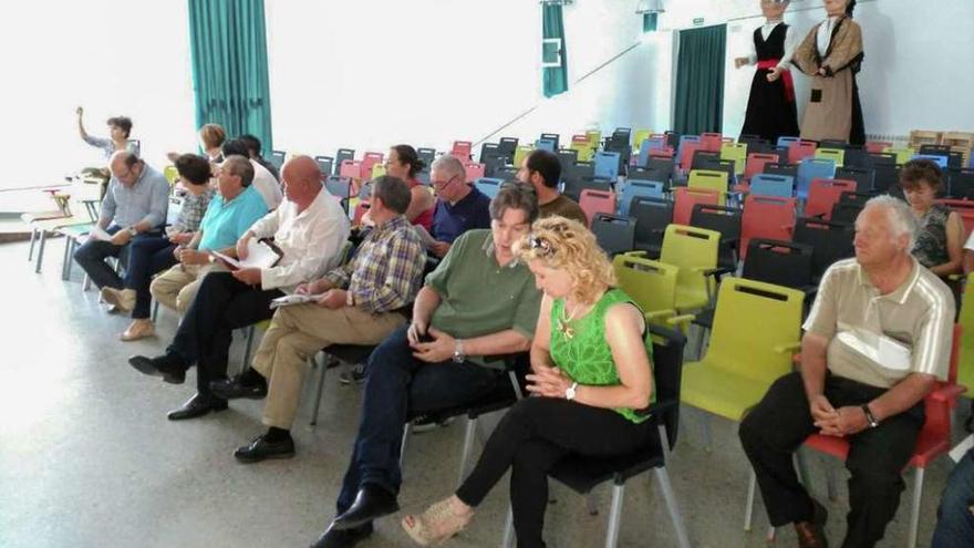 Alcaldes asistentes a la asamblea de la Mancomunidad de la ETAP de los Valles en Camarzana.