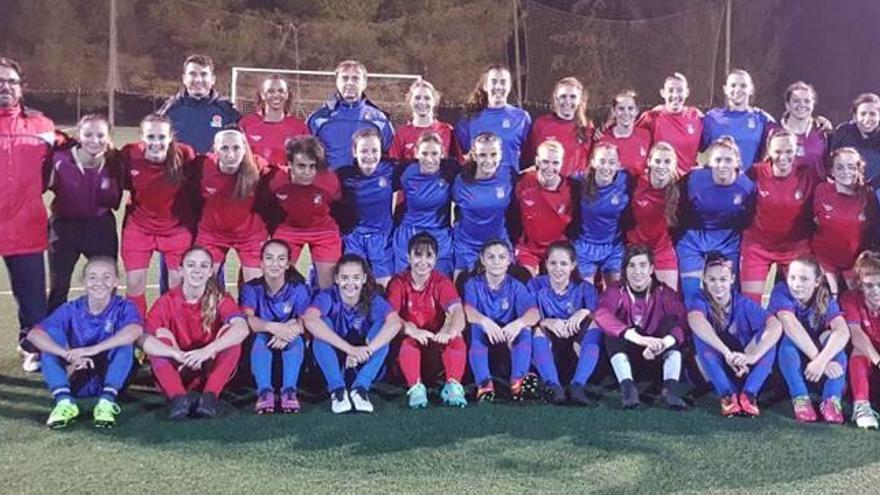 Las selecciones femeninas de Balears juvenil y cadete posan juntas antes de partir hacia el Campeonato de España de Castelldefels.
