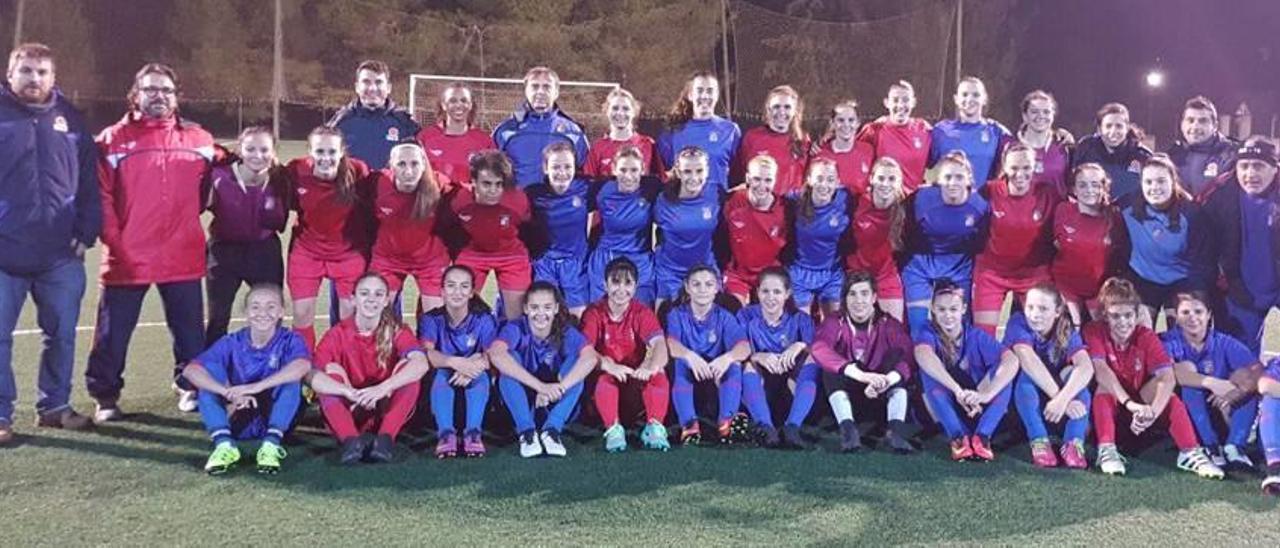 Las selecciones femeninas de Balears juvenil y cadete posan juntas antes de partir hacia el Campeonato de España de Castelldefels.
