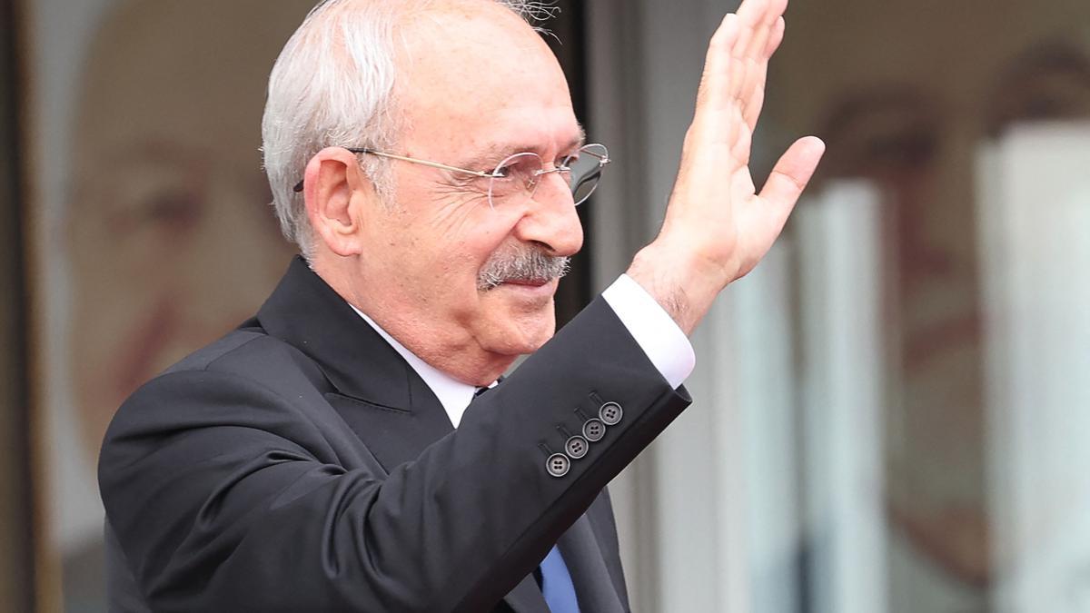 El candidato de la oposición turca, Kemal Kiliçdaroglu, posa para la prensa tras la reunión con los otros líderes políticos de los partidos opositores, este lunes en Ankara.